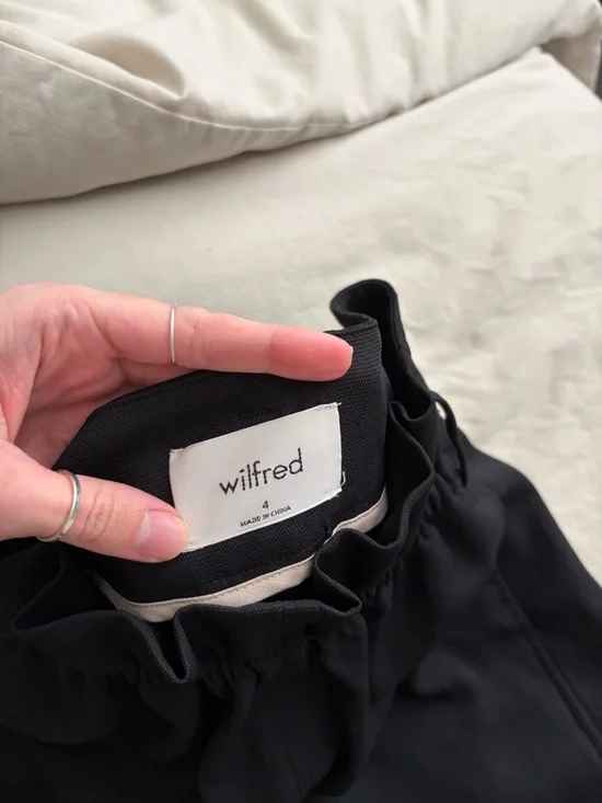 ARITZIA WILFRED SHORTS STRETCHY - Picture 2 of 2